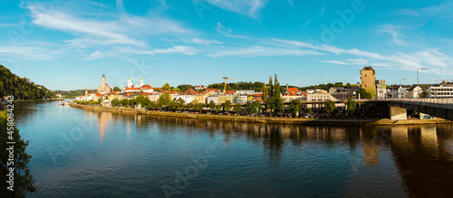 06.07.2021, GER, Bayern, Passau: Panorama der Stadt Passau mit Blick über den Fluss Donau in die Altstadt mit dem Stephansdom, der Stadtpfarrkirche St. Paul, dem alten Rathaus.