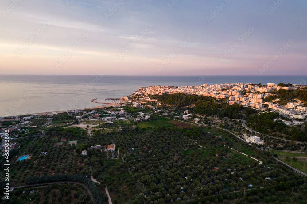 Vista aerea della città di Peschici sul mare adriatico, parco nazionale del gargano, italia