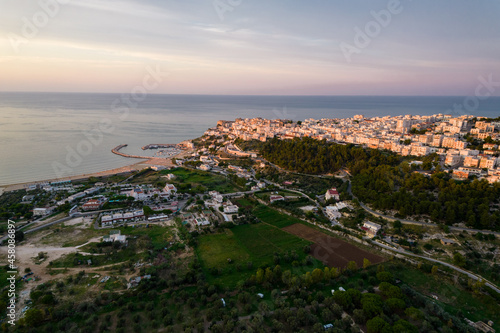 Vista aerea della città di Peschici sul mare adriatico, parco nazionale del gargano, italia