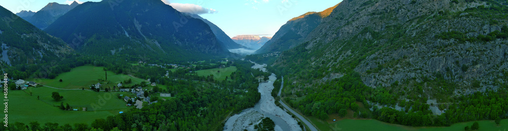 Panorama aérien de la vallée du Valgaudemar au lever de soleil, vue sur le dévolu Panorama aérien de la vallée du Valgaudemar au lever de soleil, vue sur le dévolu