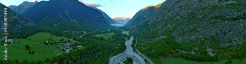 Panorama aérien de la vallée du Valgaudemar au lever de soleil, vue sur le dévolu