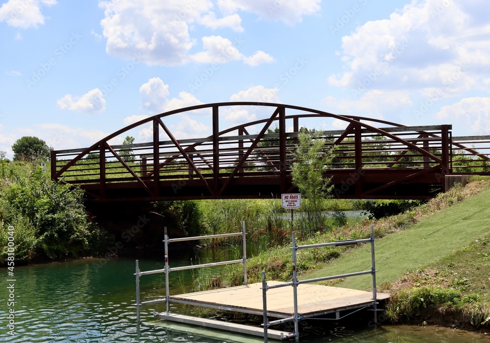 Obraz premium The steel bridge in the park on a sunny day.