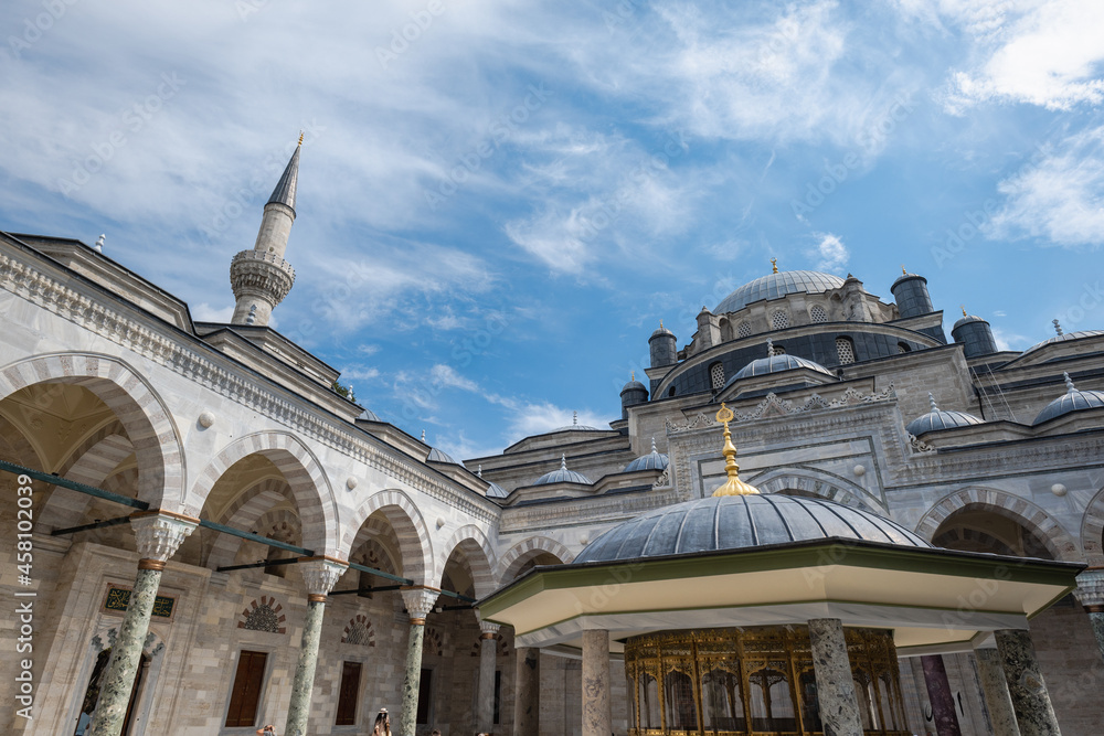 Fototapeta premium Istanbul, Turkey - September 2021 - Beyazit mosque, or Beyazit Camii - one of the oldest mosques in Istanbul