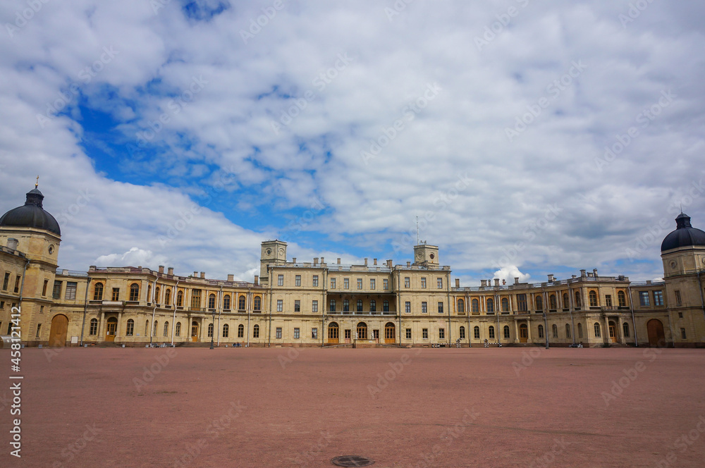 Obraz premium Parade ground in front of Great Gatchina Palace, southern facade. Gatchina, Russia.
