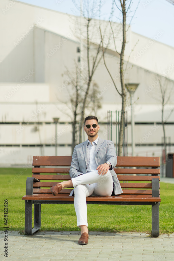 Obraz premium Businessman is psoing on the bench