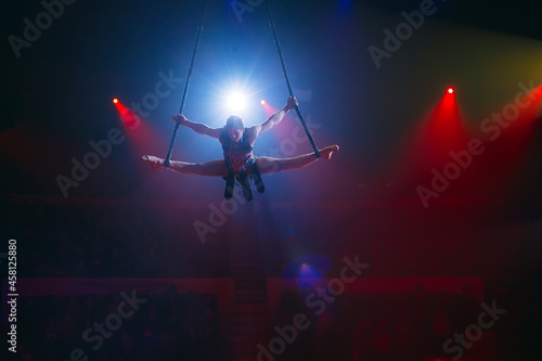 Fototapeta Naklejka Na Ścianę i Meble -  Circus actress acrobat performance. The acrobat perform acrobatic elements in the air