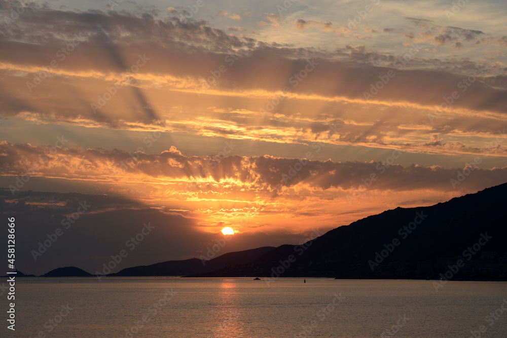 coucher de soleil sur la Corse depuis la mer