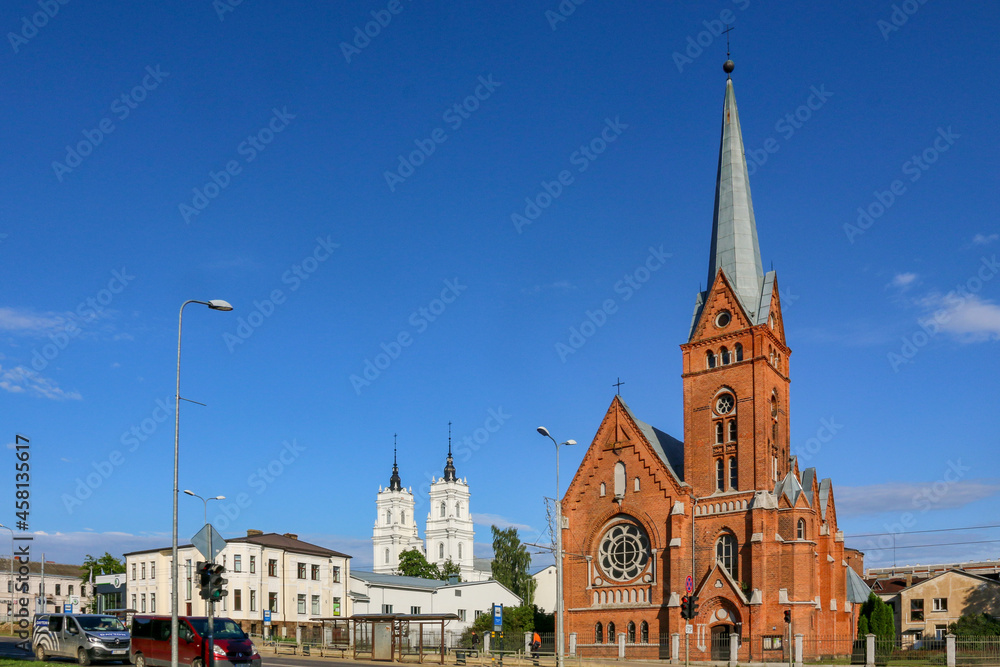 Fototapeta premium Evangelisch-lutherische und römisch-katholische Kirche in Daugavpils in Lettland