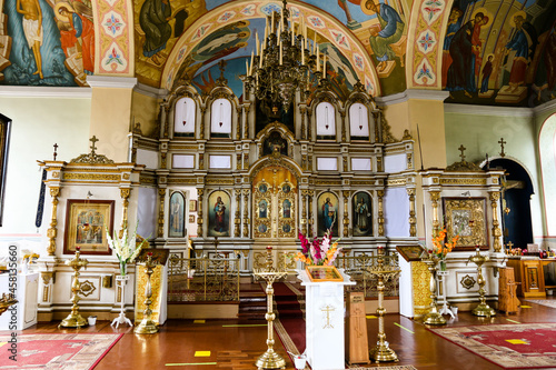 reich verzierter lettner einer russisch-orthodoxen kirche in Ludza in Lettland