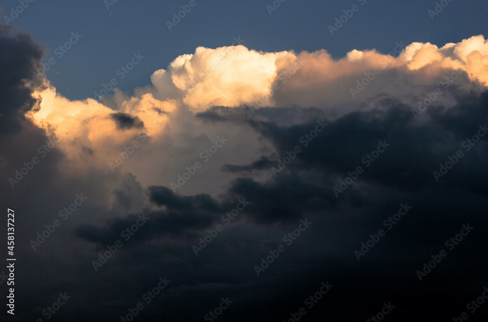 Obraz premium sky at sunset with clouds 