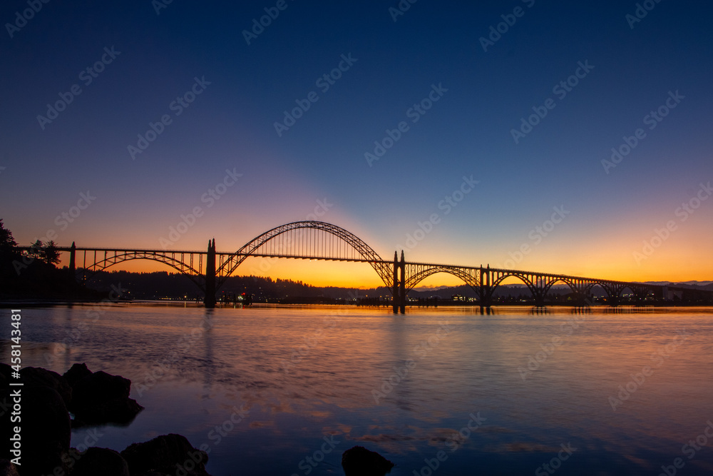 Naklejka premium bridge at night