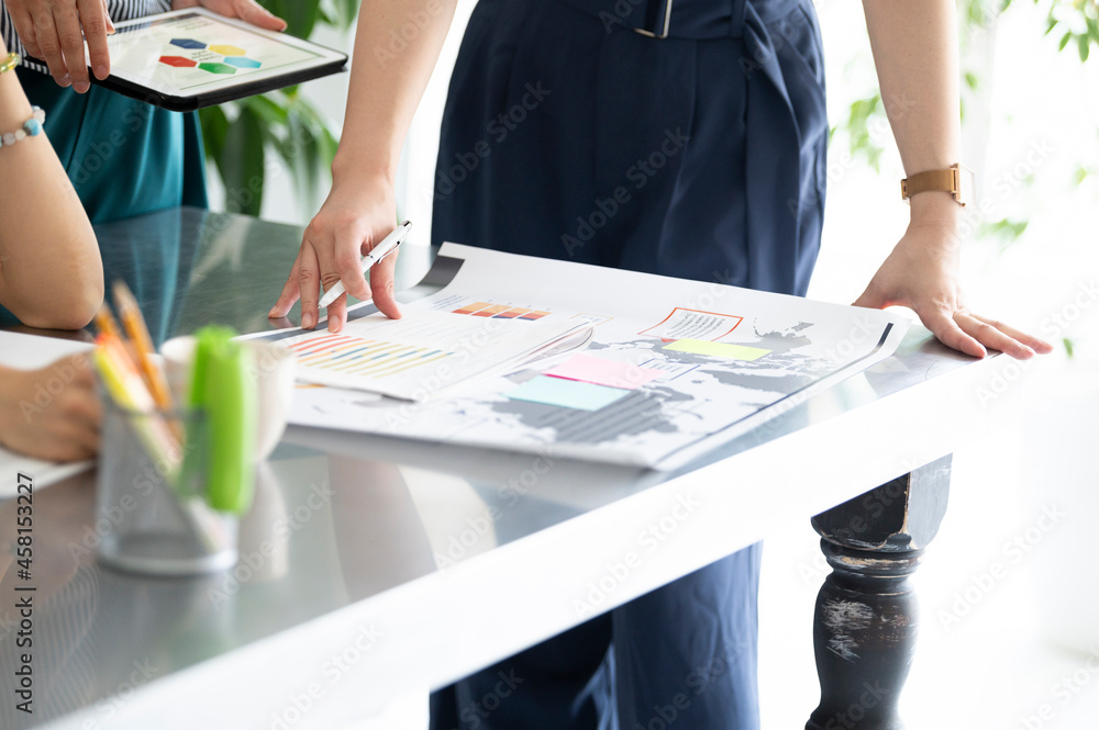 会議中の女性社員　手元のアップ