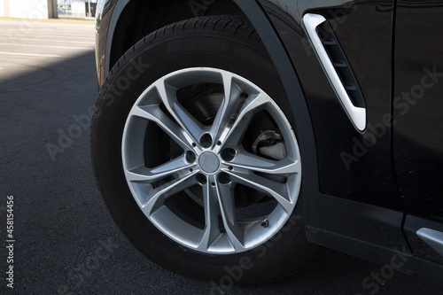 View of a wheel with a light-alloy wheel of a prestigious car