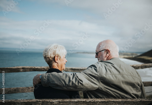 Senior couple enjoying the view of the ocean © Rawpixel.com
