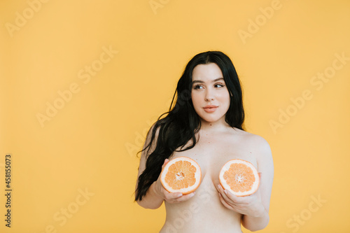 Foto Beautiful woman with fruit boobs