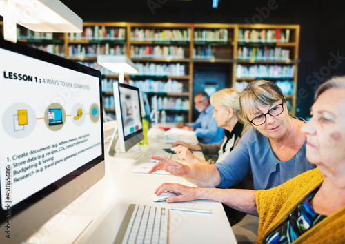 Fotografie Computer and technology class for senior citizens