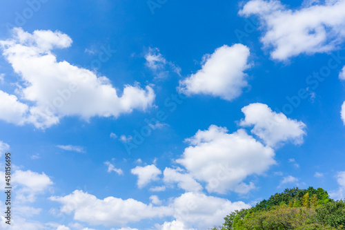 心地よい澄んだ青空と雲の背景素材_g_02 © koni film