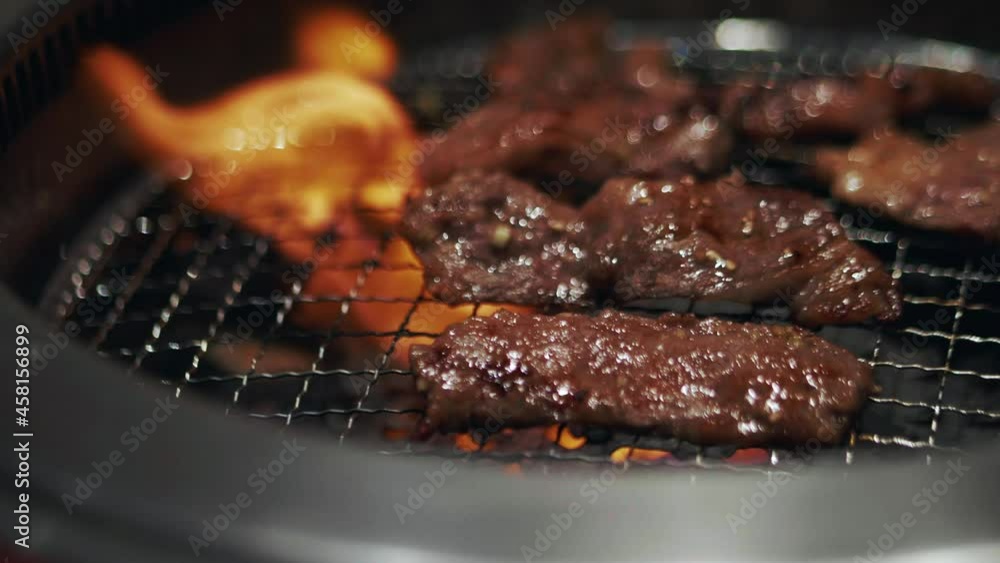 網の上で焼く肉