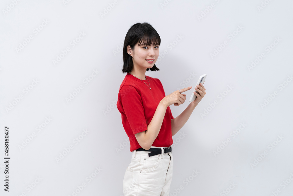 携帯電話を使う女性 携帯電話を使う女性