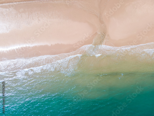 Widok na piaszczystą plażę i ocean z falami