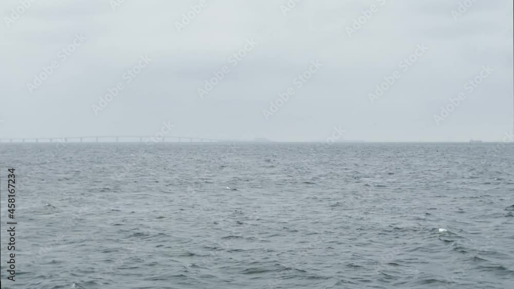 曇り空の中の海とアクアライン 曇り空の中の海とアクアライン