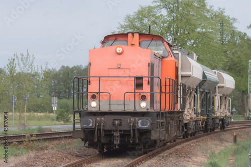 Ein kurzer Güterzug mit drei Waggons