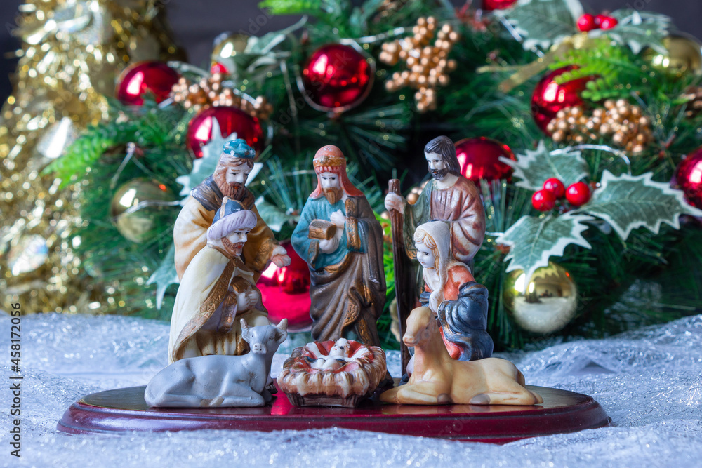 Christmas Nativity under the tree. Nacimiento bajo el árbol de navidad.