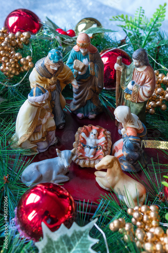 Christmas Nativity under the tree. Nacimiento bajo el árbol de navidad.