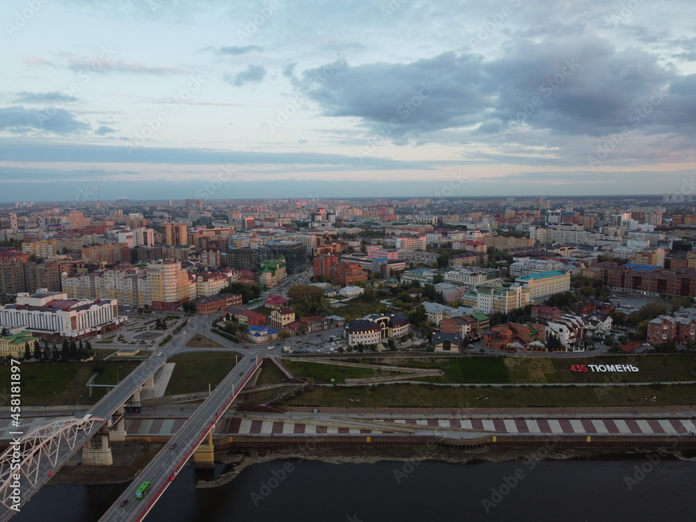 Obraz premium Tyumen Tura river border and Cheluskintsev bridge