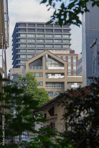 Tapety artystyczne 建物同士の隙間から見えた街の風景 東京、赤坂