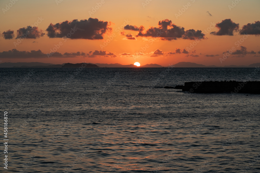 海岸線に沈む夕日　イメージカット横