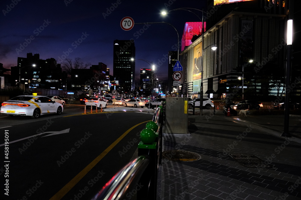 Fototapeta premium A picture of a late night street in the city.