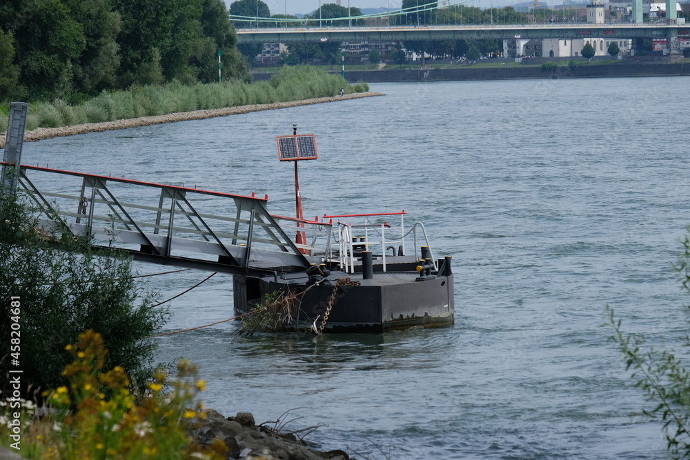 FU 2020-07-19 Rhein 249 Im Wasser ist ein Anlegesteg für Schiffe