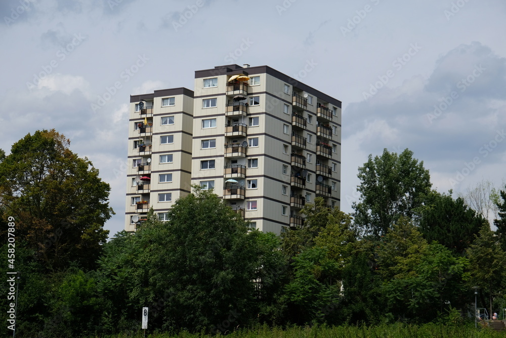 FU 2020-07-19 Rhein 304 Über den Bäumen ragt ein Hochhaus heraus