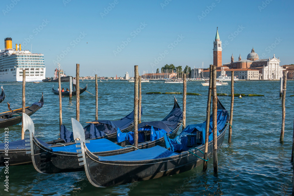 Góndolas estacionadas en el Gran Canal e isla de San Giorgio en Venecia