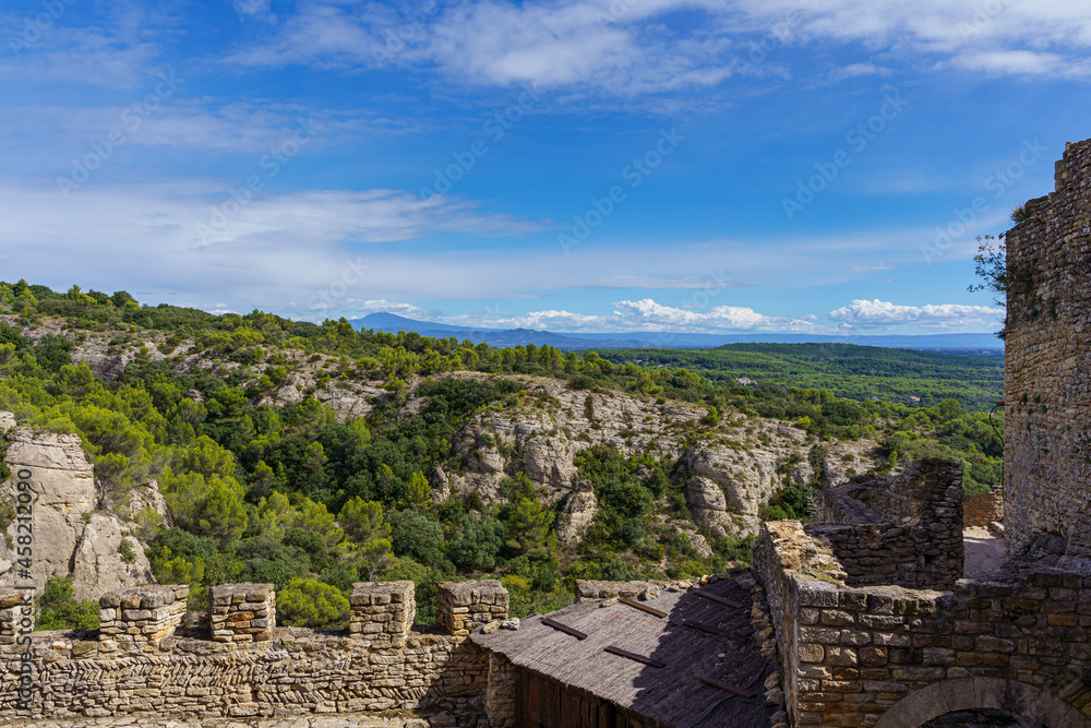 Vue sur la plaine depuis une forteresse provençale