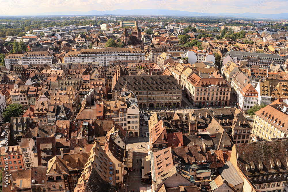 Straßburg; Blick vom Münster auf die Stadt, über den Gutenbergplatz in Richtung Thomaskirche