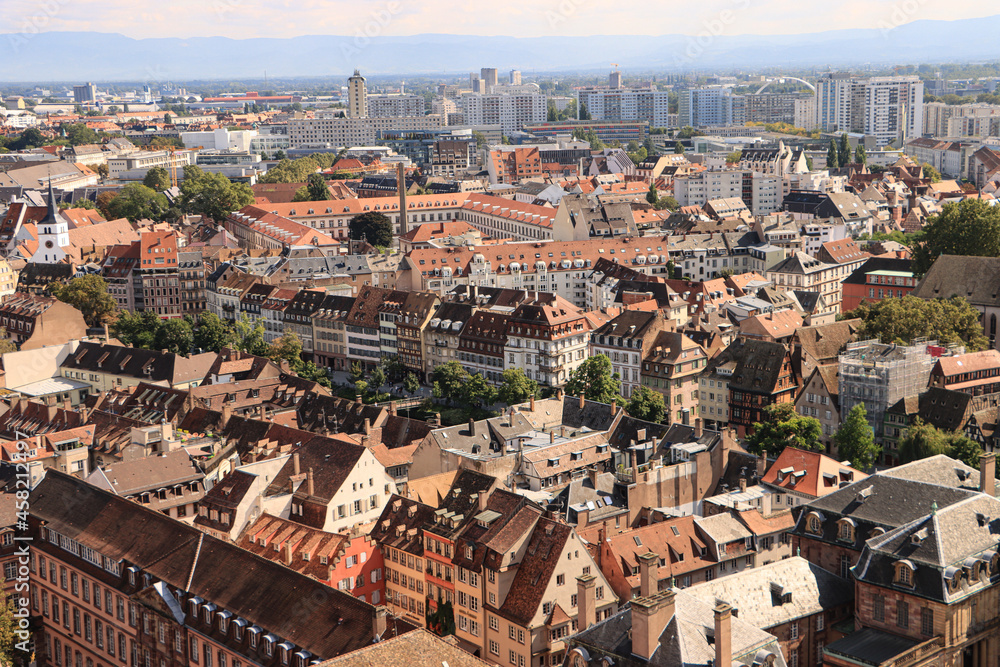 Straßburg; Blick vom Münster nach Südosten über den Quai des Bateliers zur Alten Tabakfabrik und den Wohnvierteln am Horizont