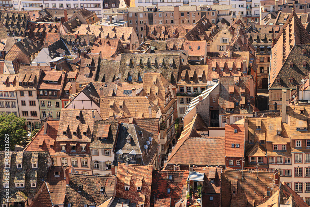 Straßburg; Typische Dachlandschaft der Altstadt, Blick vom Münster (Rue du Poumon)