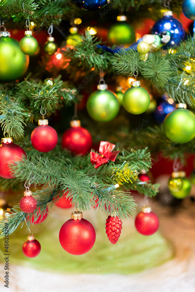 Fototapeta premium Bunt geschmückter Weihnachtsbaum im Lichterglanz. 