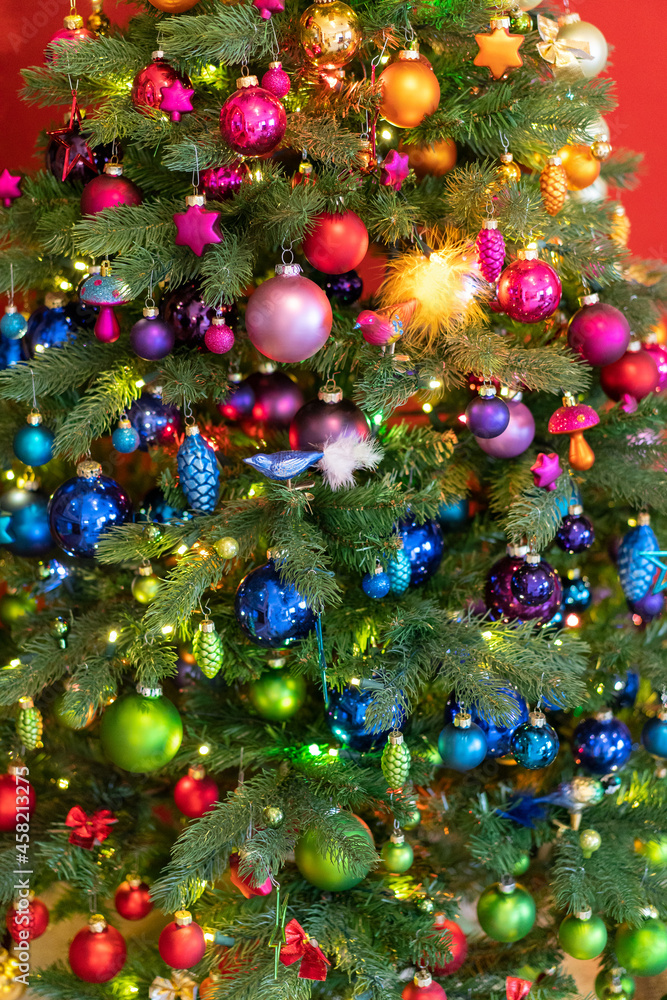 Bunt geschmückter Weihnachtsbaum im Lichterglanz. 