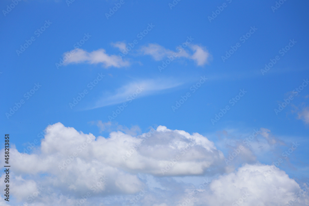 Naklejka premium Blue sky with white clouds in the daytime background.