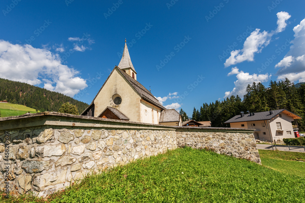 Fototapeta premium Small Church of San Vito (Kirche St. Veit) in Braies Valley (Val di Braies), Prags municipality, Fanes-Senes-Braies nature park, Dolomites, South Tyrol, Trentino-Alto Adige, Bolzano province, Italy.