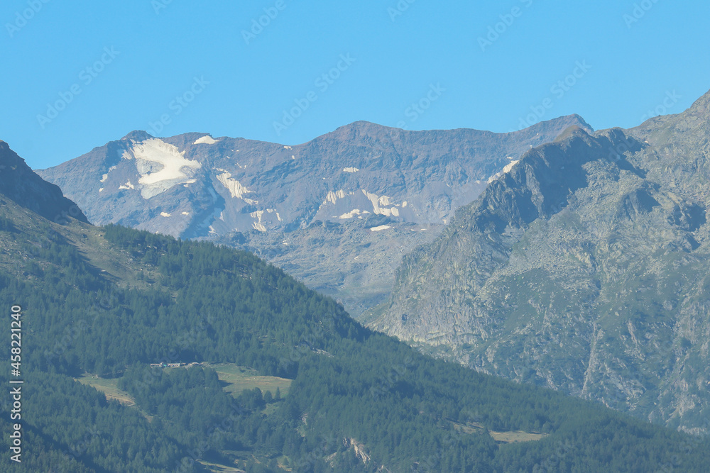 Cime, boschi e ghiacci delle Alpi Graie valdostane.