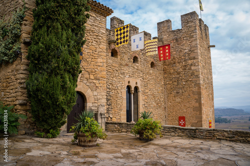 Castillo de montsonis con cielo azul nuboso y banderas medievales lleida cataluña españa