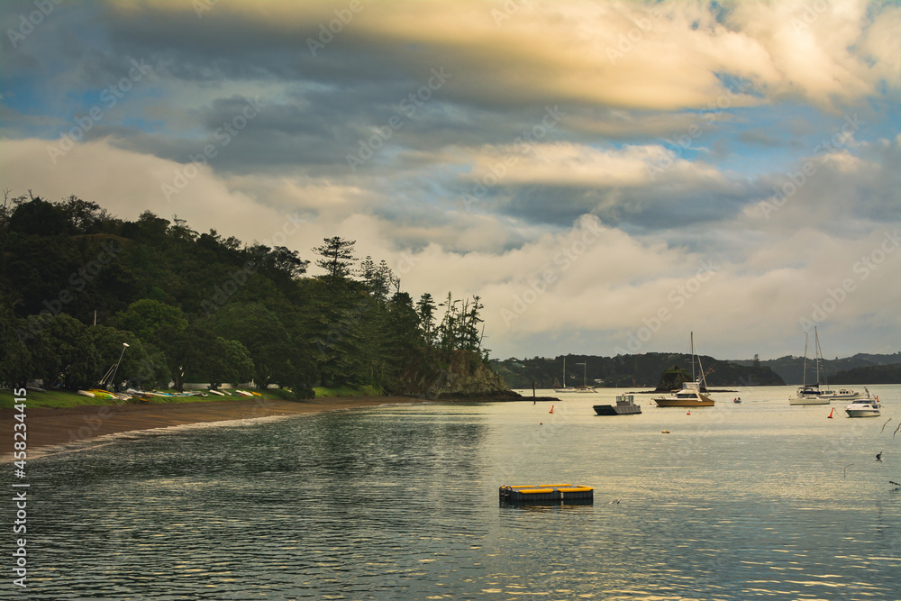 Obraz premium Evening of a stormy day at Russel Beach. Low tide. Retro Style