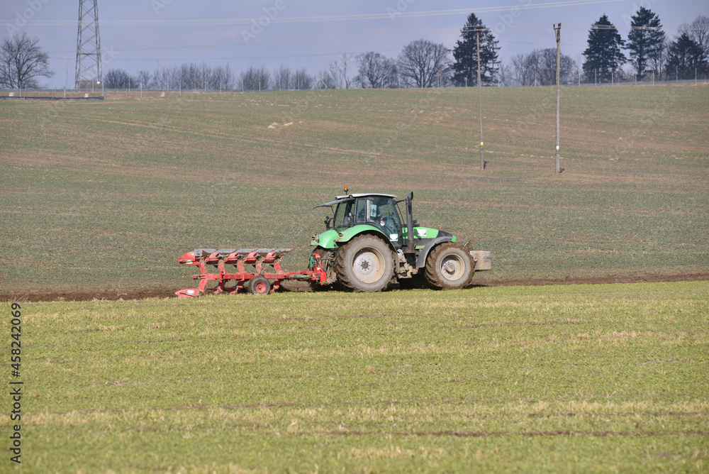 Obraz premium tractor prepares a field for sowing