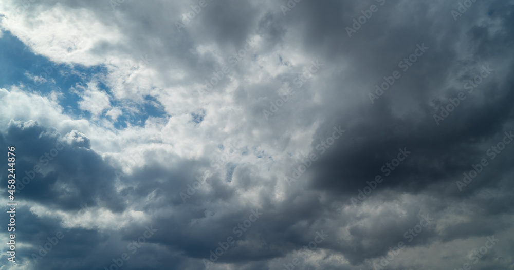 Obraz premium Sky with clouds at dusk or dawn