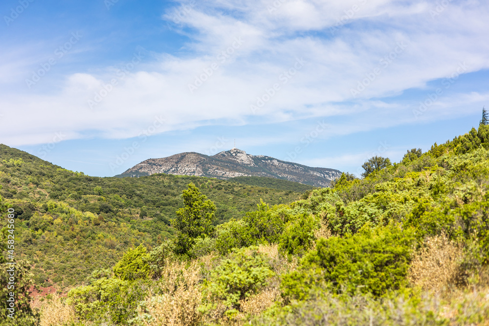 Obraz premium Vue sur le Mont Saint-Baudille depuis le sentier de randonnée du Roc des Deux Vierges à Saint-Saturnin-de-Lucian (Occitanie, France)