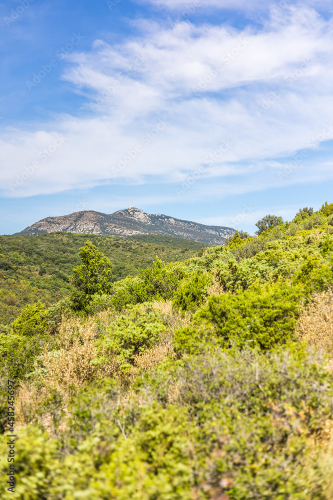 Vue sur le Mont Saint-Baudille depuis le sentier de randonnée du Roc des Deux Vierges à Saint-Saturnin-de-Lucian (Occitanie, France)